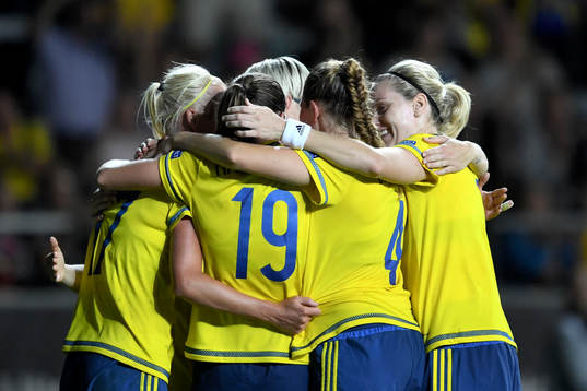 Sveriges Pauline Hammarlund jublar med lagkamrater