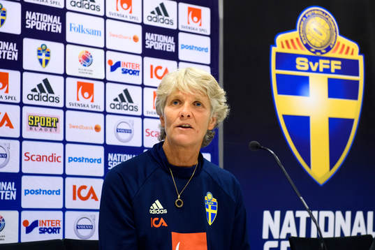 Sveriges förbundskapten Pia Sundhage på en presskonferens
