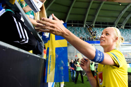 Sveriges Caroline Seger skriver autografer