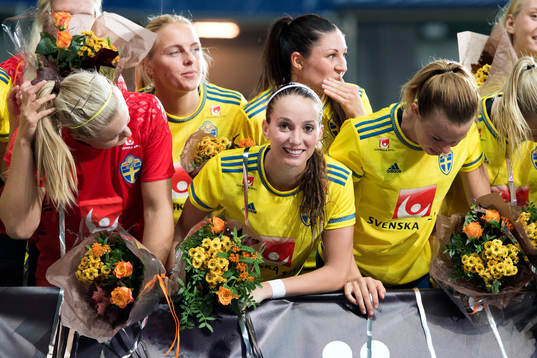 Sveriges Kosovare Asllani jublar