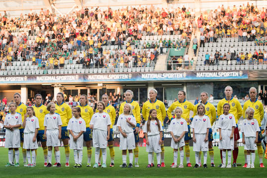 Spelarna står uppställda vid lineup innan fotbollsmatchen