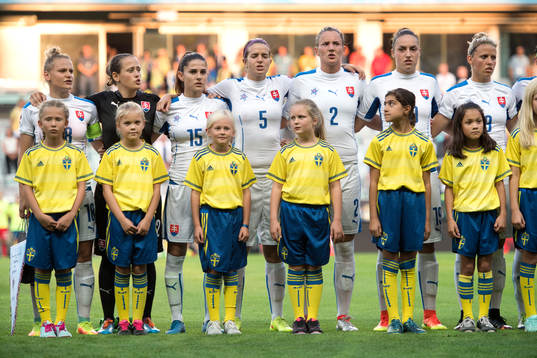 Spelarna står uppställda vid lineup innan fotbollsmatchen