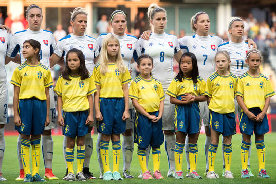Spelarna står uppställda vid lineup innan fotbollsmatchen