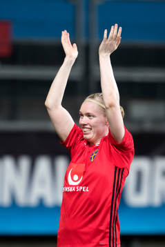 Sveriges målvakt Hedvig Lindahl tackar publiken