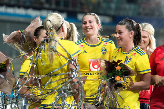 Sveriges Emma Berglund och Pauline Hammarlund jublar