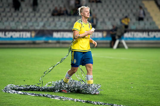 Sveriges Nilla Fischer springer med silverglitter runt