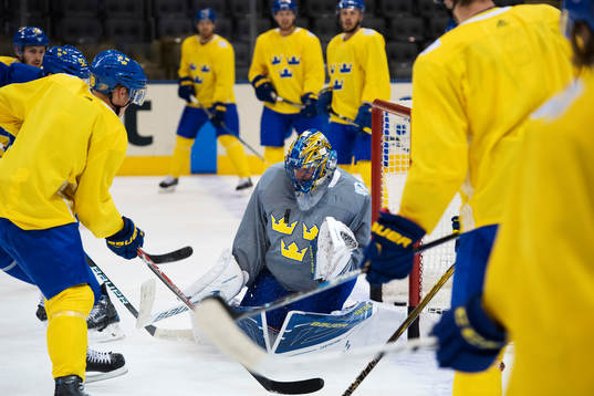 Henrik Lundqvist motar ett skott