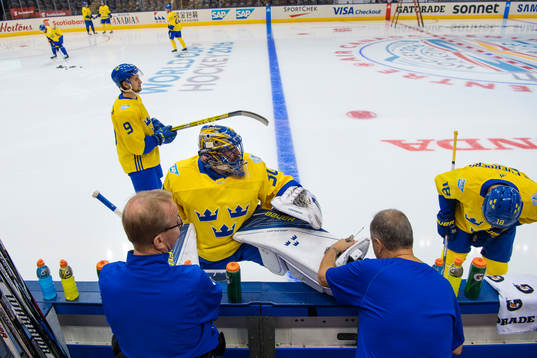 Henrik Lundqvist får hjälp att justera sin utrustning