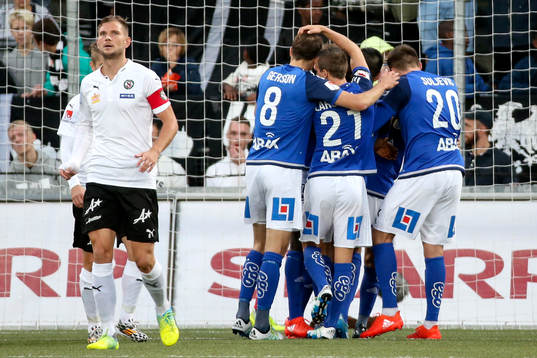 Sundsvalls Peter Wilson jublar med lagkamrater
