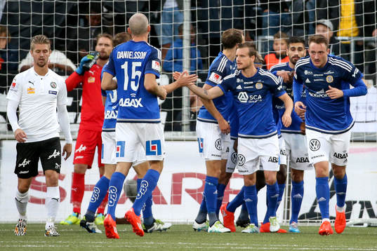 Sundsvalls Peter Wilson jublar med lagkamrater