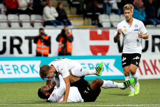 Örebros Martin Broberg och Michael Junior Omah jublar