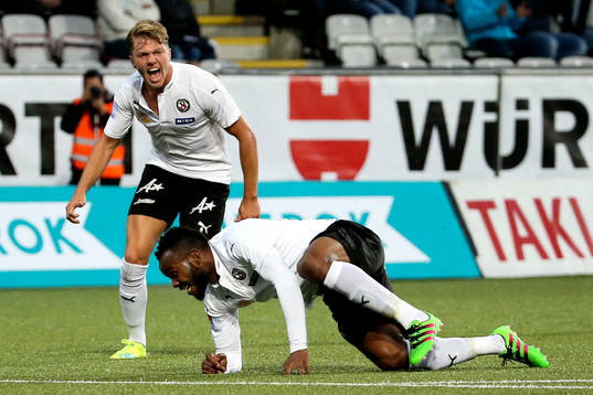 Örebros Martin Broberg och Michael Junior Omah jublar