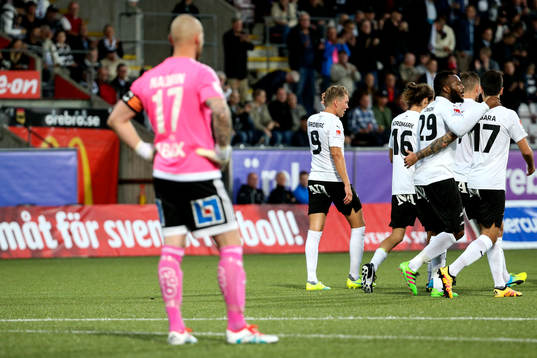 Sundsvalls målvakt Tommy Naurin deppar och Örebros