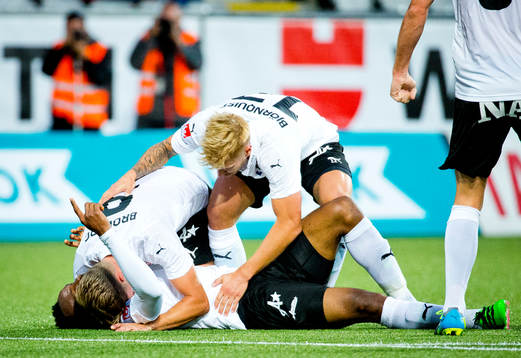 Örebros Michael Junior Omah gör 1-1 och jublar