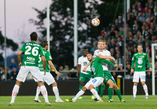Jönköpings Robert Gojani i kamp om bollen mot Hammarbys