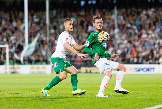 Hammarbys Mats Goberg Solheim i kamp om bollen mot
