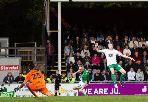 Hammarbys Birkir Már Sævarsson skjuter ett skott mot