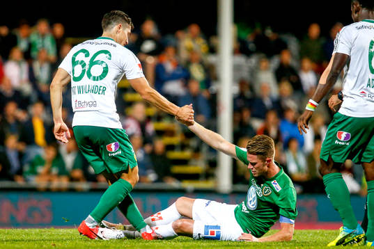 Hammarbys David Boo Wiklander hjälper Jönköpings Tommy