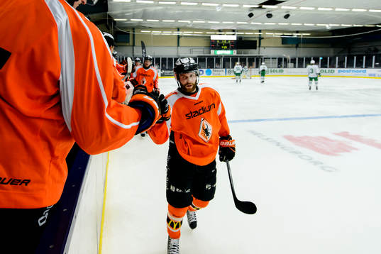 Karlskronas Mattias Guter jublar med båset