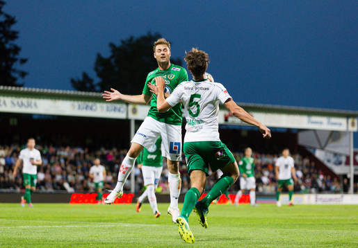 Jönköpings Tom Siwe i kamp om bollen mot Hammarbys Joseph