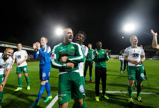 Hammarbys Kennedy Bakircioglu kramas om av en jublande