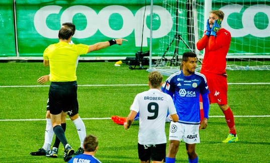 Domaren Jonas Eriksson dömer straff och Örebros målvakt