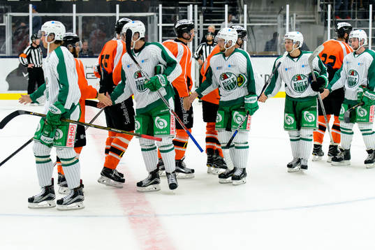 Spelarna tackar varandra