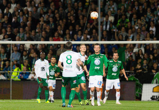 Jönköpings Darly Smylie nickar bollen