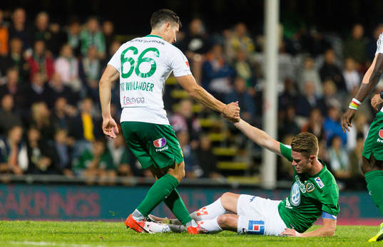Hammarbys David Boo Wiklander lyfter upp Jönköpings Tommy