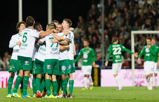 Hammarbys Kennedy Bakircioglu jublar med lagkamraterna