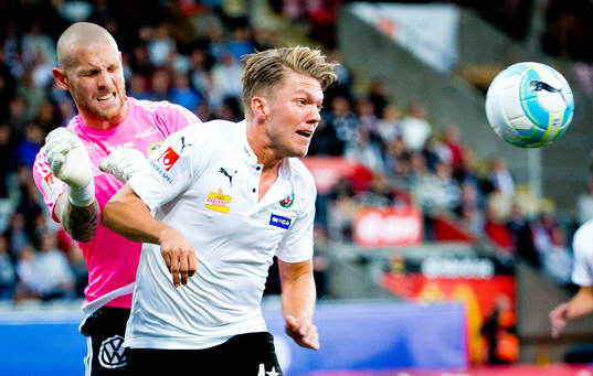 Örebros Martin Broberg och Sundsvalls målvakt Tommy Naurin