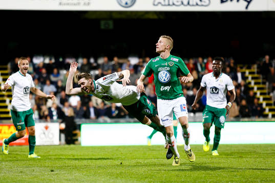 Hammarbys Mats Goberg Solheim faller framför Jönköpings