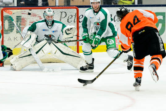 Karlskronas Jimmy Andersson skjuter ett skott mot Rögles