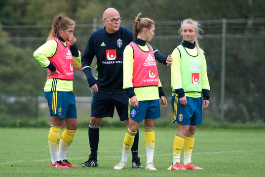 Sveriges förbundskapten Calle Barrling instruerar Filippa