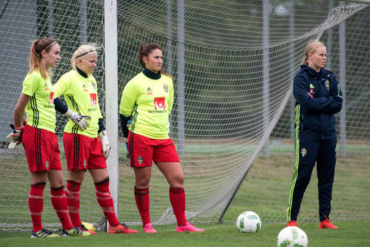 Sveriges målvakter Moa Öhman, Emma Holmgren, Lovisa Koss