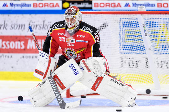 Luleås målvakt Filip Gustavsson på uppvärmningen
