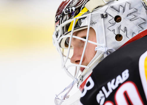 Luleås målvakt Filip Gustavsson på uppvärmningen