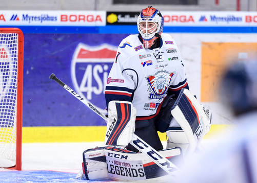 Linköpings målvakt Marcus Högberg på uppvärmningen
