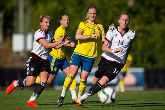 Sveriges Rebecka Blomqvist slår en passning