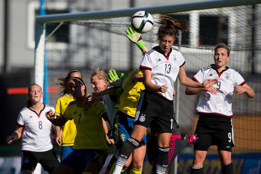 Tysklands Isabella Hartig nickar undan en hörna