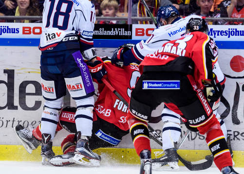 Linköpings Garrett Roe tacklar Luleås Johan Forsberg i