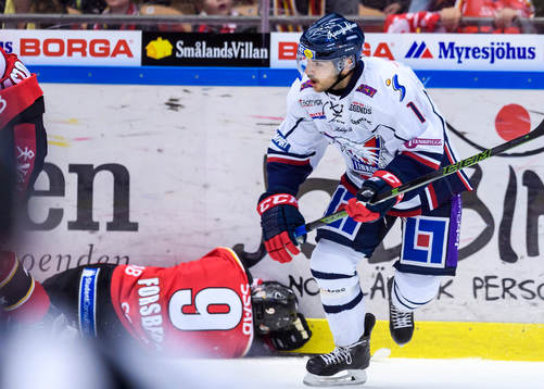 Linköpings Garrett Roe tacklar Luleås Johan Forsberg i