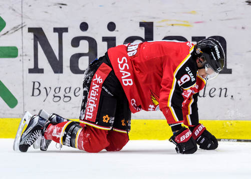 Luleås Johan Forsberg ligger på isen