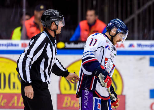 Linköpings Garrett Roe får matchstraff