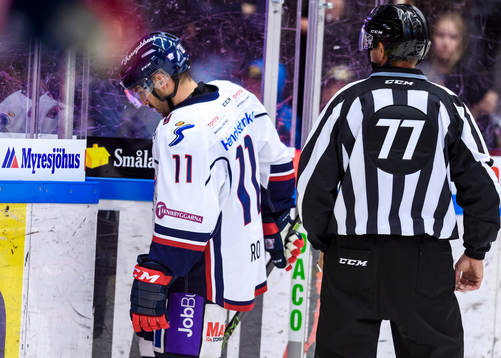 Linköpings Garrett Roe får matchstraff