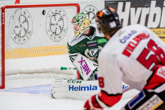 Örebros Johan Wiklander gör 1-0 på Färjestads målvakt
