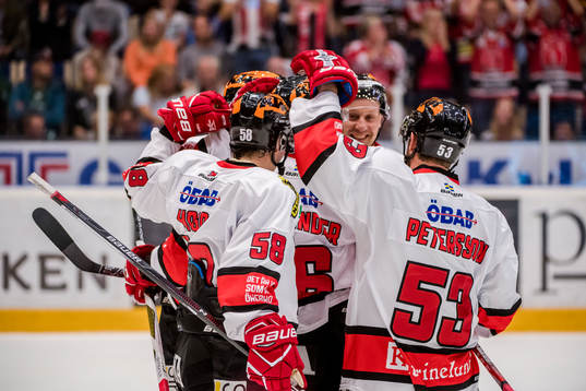 Örebros Johan Wiklander (ej synlig) grattas