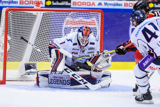 Linköpings målvakt Marcus Högberg räddar ett skott