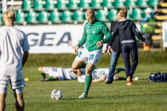 Ljungskiles Petter Björlund  värmer upp
