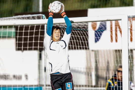 Ljungskiles målvakt August Strömberg värmer upp